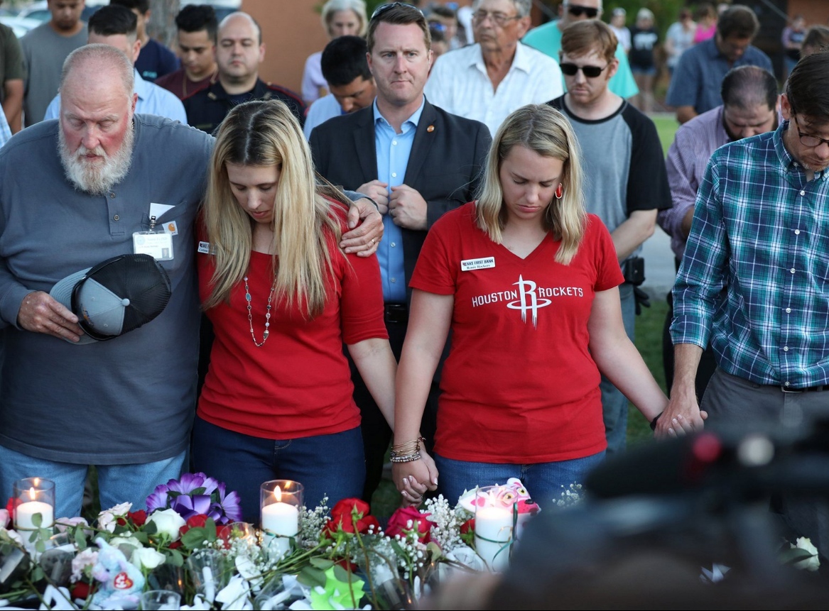 Truchlící poslouchají modlitbu během smutečního obřadu za oběti střelby na texaské střední škole v Santa Fe. Autor: Reuters